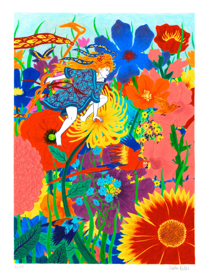 Cette illustration aux crayons de couleur montre une jeune femme rousse sautant de fleur en fleur à travers un champ immense et coloré. Ses cheveux sont retenus par des décorations de cheveux, notamment des rubans décorés de motifs géométriques, et elle tient fermement un long bâton sculpté dans sa main. Elle bondit au-dessus d’un chrysanthème jaune, entourée d’une végétation fournie faite de coquelicots, anémones, tournesols, myosotis et autres fleurs multicolores. Autour d’elle, plusieurs oiseaux tropicaux volent, dont un ara, un colibri et d’autres petits oiseaux.