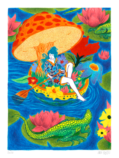 Sur ce dessin fait aux crayons de couleur, une femme aux cheveux longs bleus est assise dans une petite embarcation circulaire jaune. Elle tient une rame posée en travers de ses jambes, l’une repliée et l’autre étendue vers l’avant. Elle porte un vêtement sombre orné de motifs clairs. Le petit bateau est rempli d’une végétation dense composée de fleurs rouges, jaunes, roses et bleues, et de l’herbe verte comme plancher. Un grand champignon orange à pois rouges s’élève au-dessus d’elle. Ce bateau est sur de l’eau bleu foncée avec des formes de courant visibles autour de l’embarcation. Il y a plusieurs nénuphars autour, sur certains desquels sont posées de grandes fleurs roses. Deux lézards verts et jaune se tiennent sur les nénuphars, et regarde l’embarcation qui traverse tranquillement cette forêt aquatique.