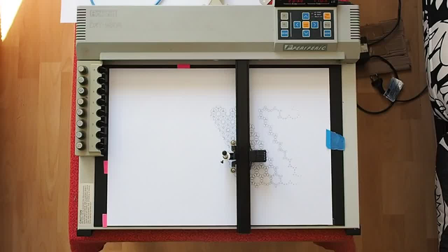 Video of a vintage plotter (Roland DXY-980A) seen from above, drawing a star pattern