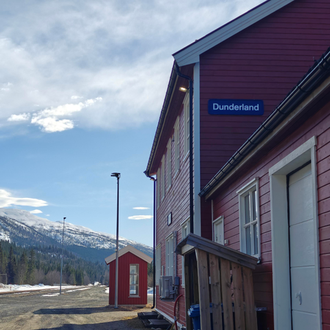 A red building with a sign that says Dunderland