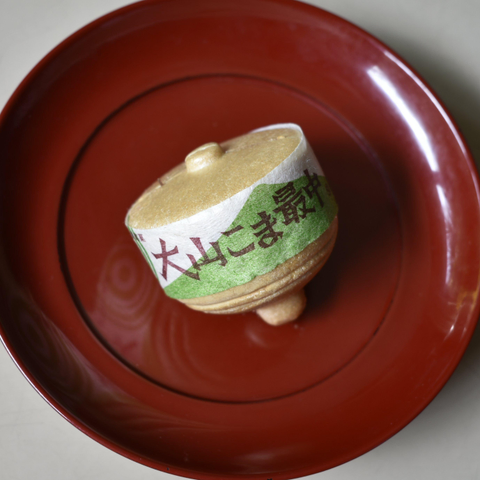 Spinning top shaped monaka.