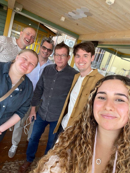 Björn Staschen, Saskia Welch, Michael Foster, Ben Parker, Felix Hlatky, and Mariana Borges smile for a selfie.