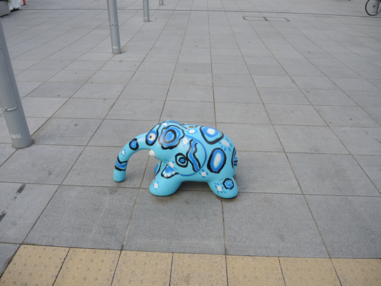 Japan: blaue Elefantenfigur im Hafen von Yokohama