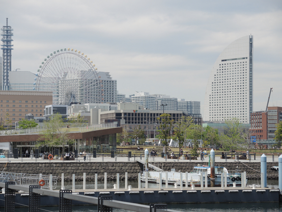 Japan: Riesenrad und segelförmiges Hotel am Hafen von Yokohama