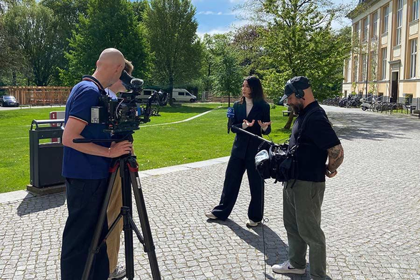 Große Bühne für SaveSocial und dem 2MR Festival in den Tagesthemen am 04.05.2026.

Großes Lob an alle Macher und Speaker:innen auf dem 2MR Festival von SaveSocial. Unglaublich was man hier in nur 2 Monaten organisiert hat.

Mit der ausführlichen Berichterstattung über das 2MR Festival und den Interviews mit Aya Jaff und Felix Hlatky von Mastodon in den Tagesthemen wurde wohl erstmals eine große Öffentlichkeit erreicht. Und genau das braucht es um unabhängige, demokratische dezentrale Netzwerke aufbauen zu können. 

Alle Videos des Tages: watch.2MR.social

#savesocial #2MR  #mastodon #joinmastodon