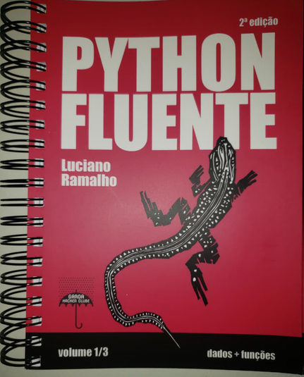 Capa da segunda edição do livro Python Fluente, de Luciano Ramalho. O livro é encadernado com uma espiral especial. A capa é vermelha, com o título, a edição e o nome do autor brancos. Há uma ilustração de um calango preto e branco em estilo de xilogravura. Há um logo do Garoa Hacker Clube (um guarda chuva com uma garoa acima) na parte inferior esquerda. Na parte de baixo há uma faixa preta onde está escrito "volume 1/3" na esquerda e "dados + funções" na direita.