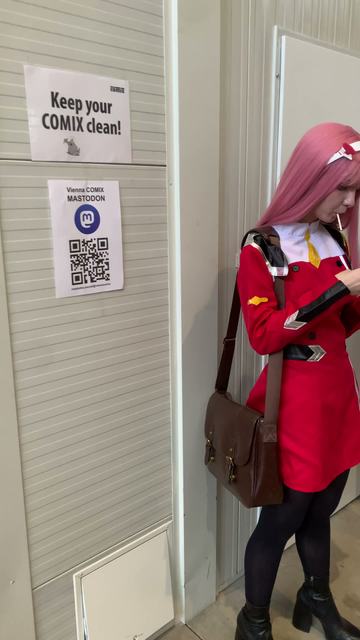 cosplayer and crowd at vienna comix convention