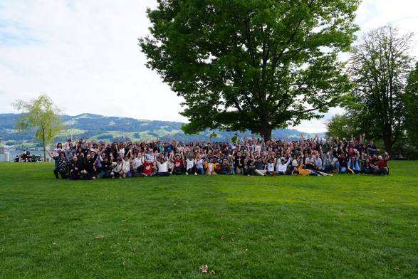 A crowd on the lawn in front of the Zurich lake