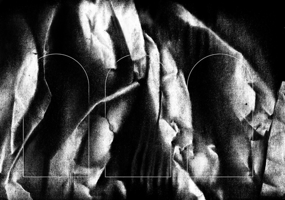 Alt-text (FR) : Photographie en noir et blanc à fort contraste représentant des fragments de sculptures classiques — drapés de pierre, membres et torses — photographiés en gros plan. Sur cette image texturée et granuleuse se superposent deux arches architecturales dessinées en trait blanc fin, évoquant des portails ou des niches. L'ensemble crée une atmosphère sombre et monumentale, entre archéologie et esthétique contemporaine. Alt-text (EN) : High-contrast black and white photograph depicting close-up fragments of classical sculptures — stone drapery, limbs and torsos. Over this grainy, textured image, two thin white-outlined architectural arches are superimposed, evoking portals or niches. The result is a dark, monumental atmosphere suspended between archaeology and contemporary aesthetics.