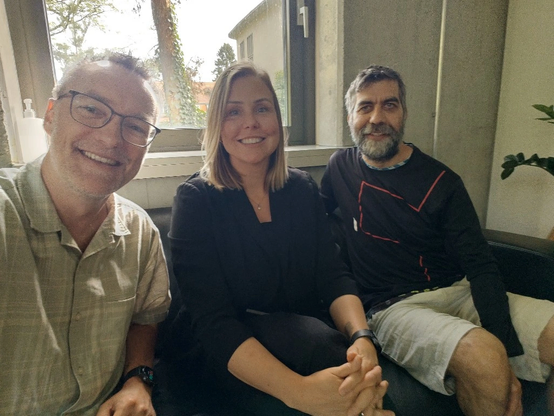 Picture of 3 people sitting on a couch. On the left is Dr. Matthias Sturmer, me in the middle, and on the right is Lukas Kahwe Smith.