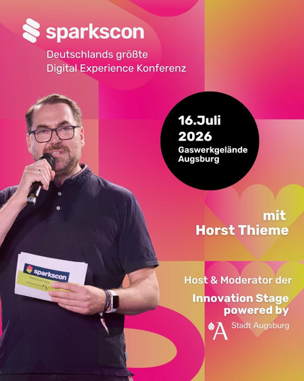 sparkscon 2026: Deutschlands größte Digital Experience Konferenz am 16. Juli im Gaswerkgelände Augsburg. Horst Thieme, Host & Moderator der Innovation Stage (powered by Stadt Augsburg), hält ein Mikrofon und ein sparkscon-Moderationskarte in der Hand. Hintergrund: pink-oranges Design mit sparkscon-Logo.