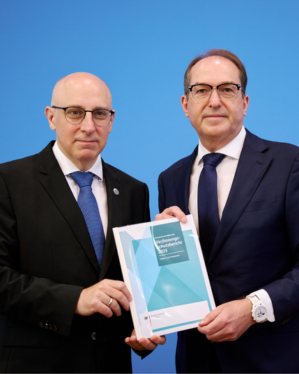 Bundesinnenminister Alexander Dobrindt (rechts im Bild) hat gemeinsam mit dem Präsidenten des Bundesamtes für Verfassungsschutz, Sinan Selen, den Verfassungsschutzbericht 2025 vorgestellt. Foto: BMI/Henning Schacht