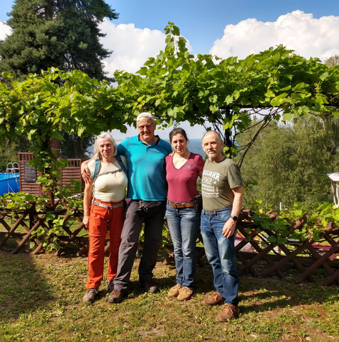 4 Menschen stehen vor einer Landschaft in der sächsischen Schweiz 
