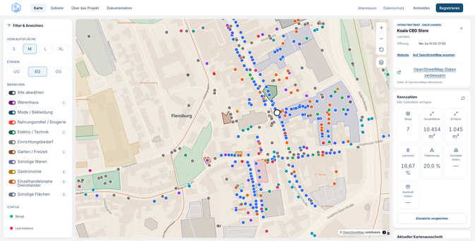 Screenshot des Stadtplaner vom OK Lab Flensburg: Eine interaktive Stadtkarte von Flensburg mit zahlreichen farbigen POI-Markierungen und hervorgehobenen Flächen. Links befinden sich Filter für Verkaufsfläche, Etagen, Branchen und Status. Rechts werden Informationen zu einem ausgewählten OpenStreetMap-Objekt sowie Kennzahlen wie Anzahl der Shops, Gesamtfläche, Leerstand und Filialisierung angezeigt.
