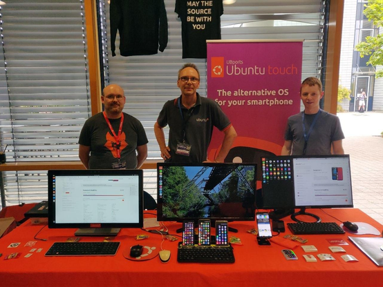 The fine team at the #ubuntu and #ubports booth