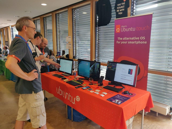 Cheery discussions at the #ubuntu and #ubports booth