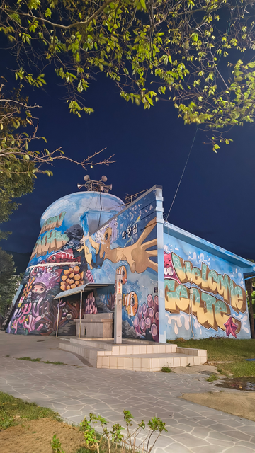 Photo: Bâtiment décoré de peintures graffiti