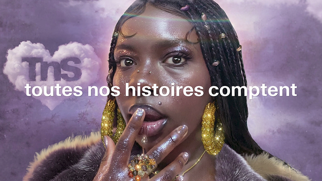 Portrait d'une femme regardant l'objectif, maquillage brillant, piercings au visage, bijoux clinquants, tresses longues, grandes boucles rondes dorées aux oreilles, fourrure sur les épaules. Cœur texture nuage au loin. Texte : toutes nos histoires comptent. 