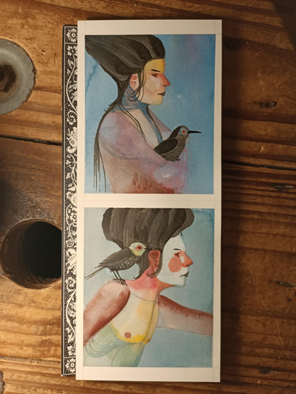 Deux dessins à l'aquarelle de deux personnages colorés et très chevelus. L'un a un oiseau au creux de ses bras, l'autre en a un posé sur son épaule.